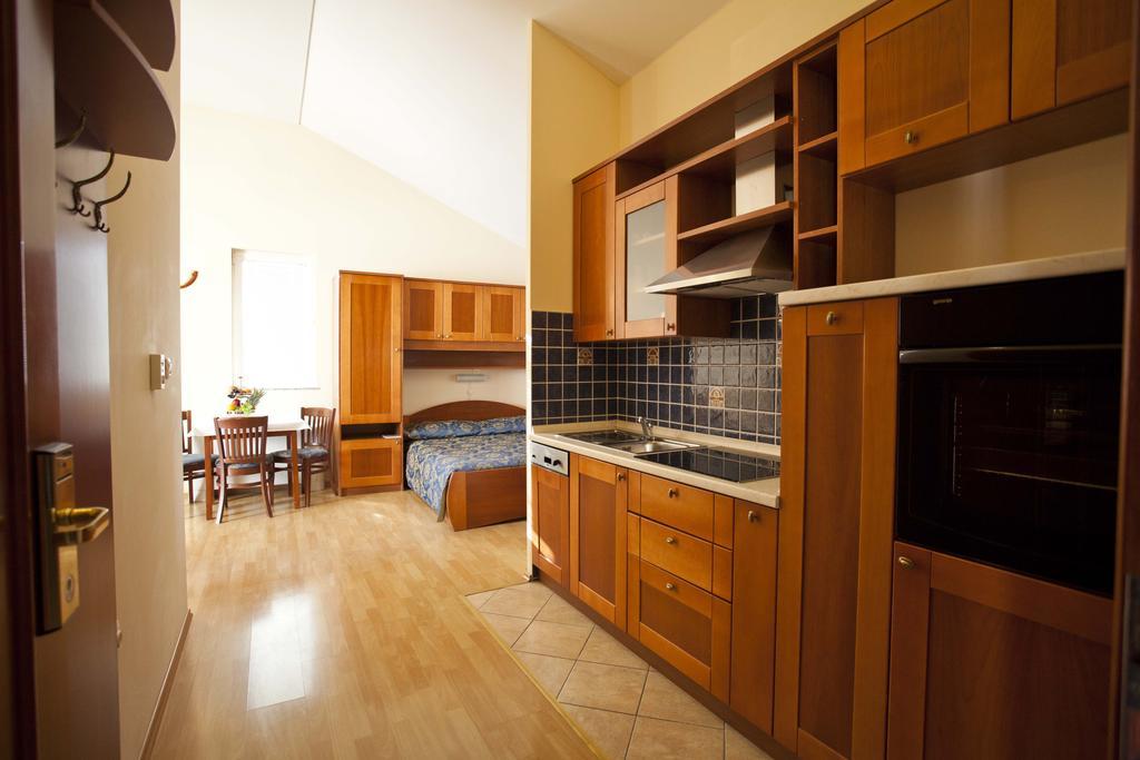 Studio Apartmani Bijeli Delfin Біоград-на-Мору Екстер'єр фото