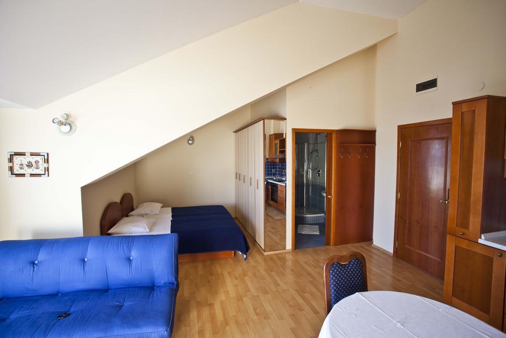 Studio Apartmani Bijeli Delfin Біоград-на-Мору Номер фото